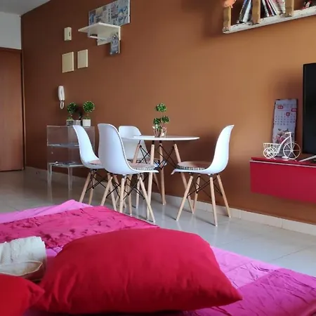 Penelopi Court Apartament *